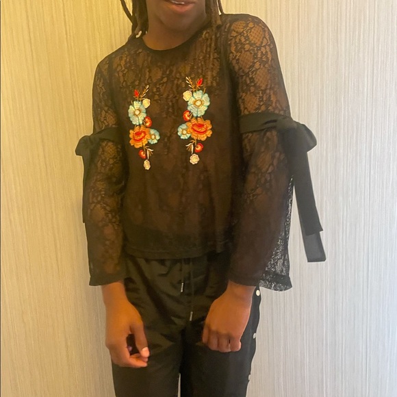 black lace top with floral appliqué - Picture 3 of 4